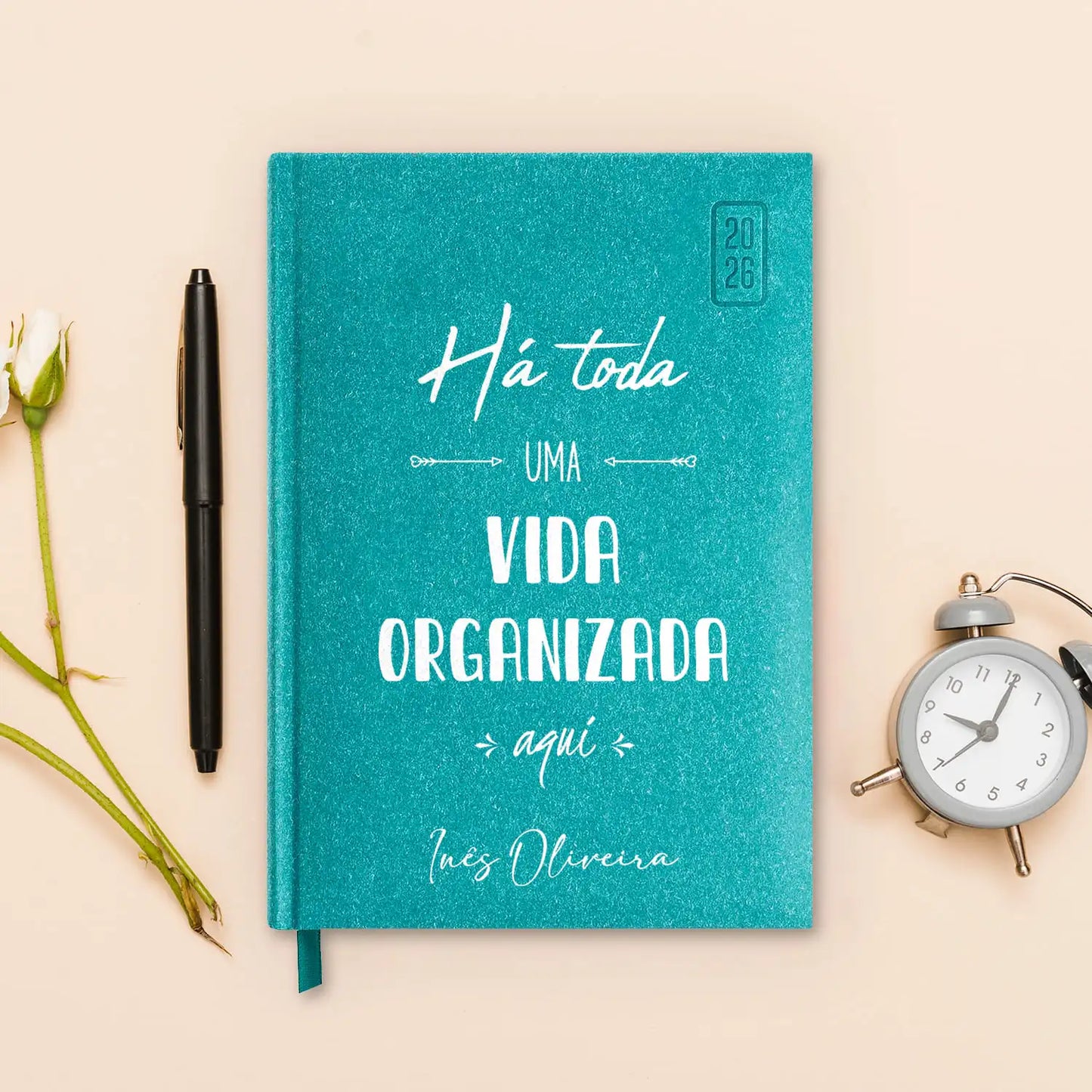 Agenda diária 2026 personalizada com nome. Capa rígida em papel craft, formato A5.
