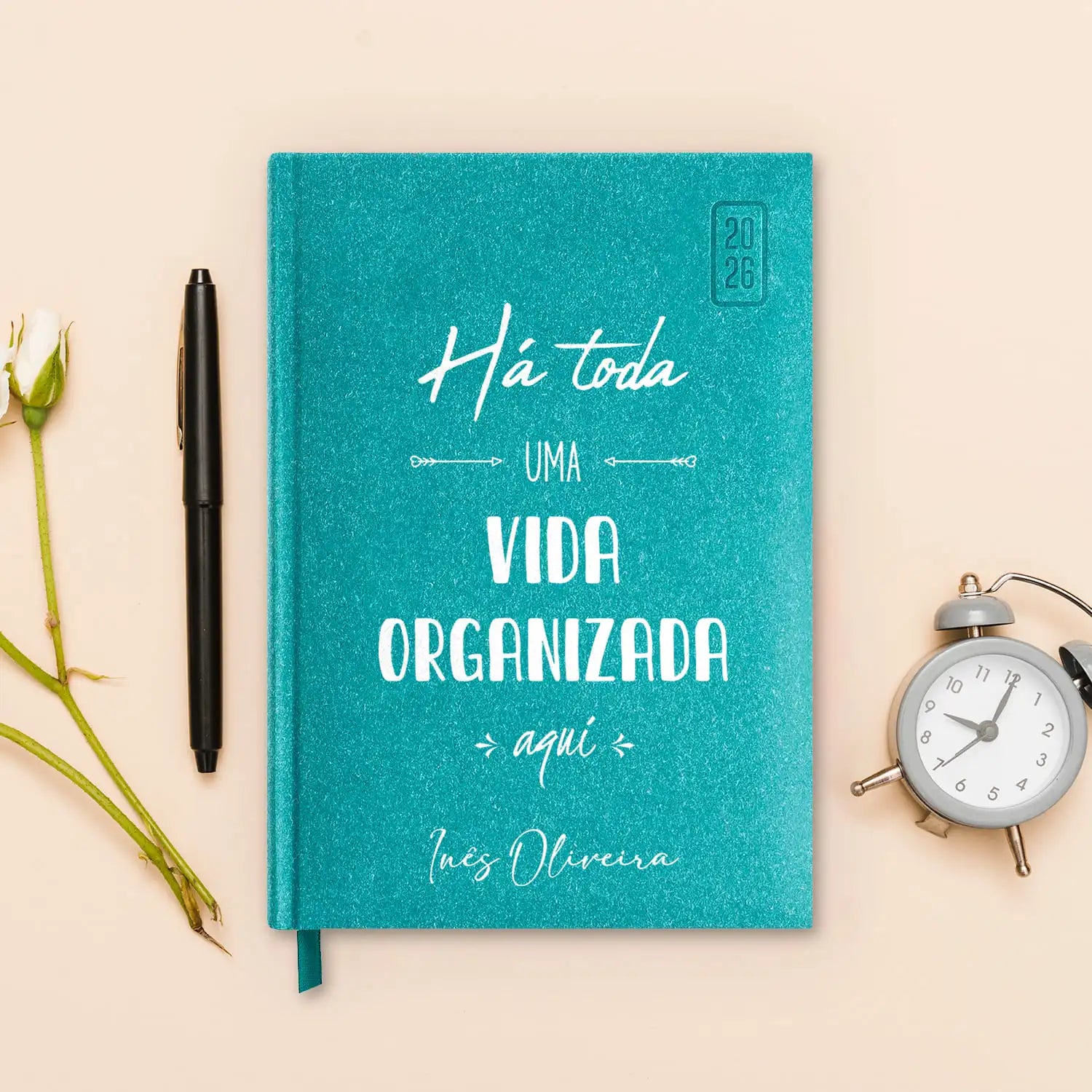 Agenda diária 2026 personalizada com nome. Capa rígida em papel craft, formato A5.