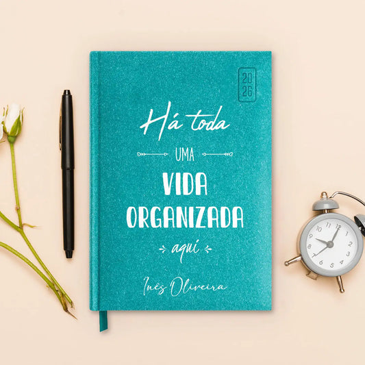 Agenda diária 2026 personalizada com nome. Capa rígida em papel craft, formato A5.