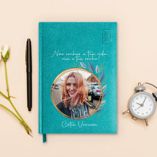 Agenda diária 2026 personalizada com  frase, fotografia e nome. Capa rígida em papel craft, formato A5.