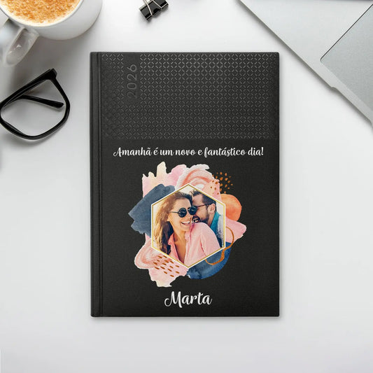 Agenda semanal 2026 personalizada com frase, fotografia e nome. Capa em PU, formato A5+.