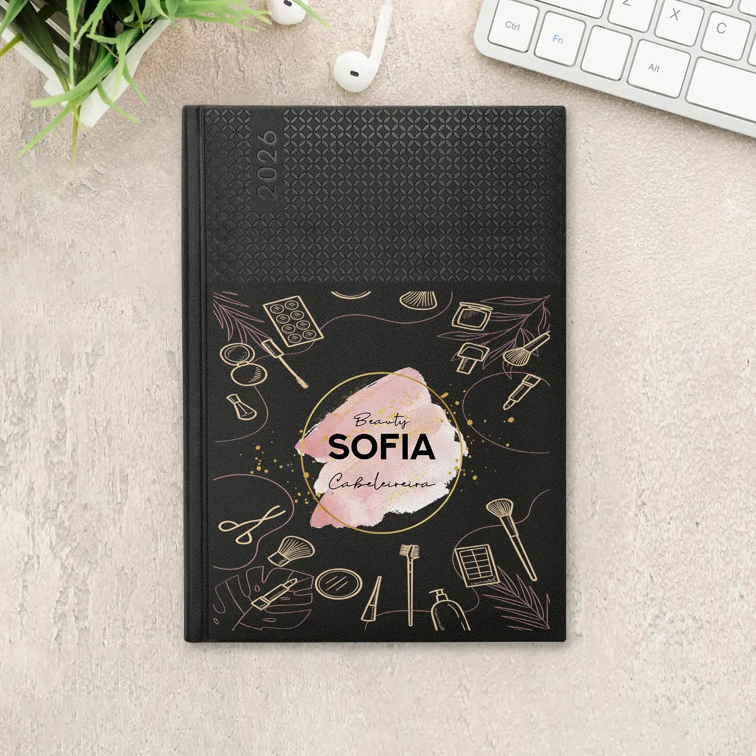 Agenda semanal 2026 personalizada com nome e profissão. Capa em PU, formato A5+.