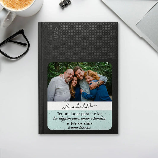 Agenda semanal 2026 personalizada com fotografia, nome e frase. Capa em PU, formato A5+. 