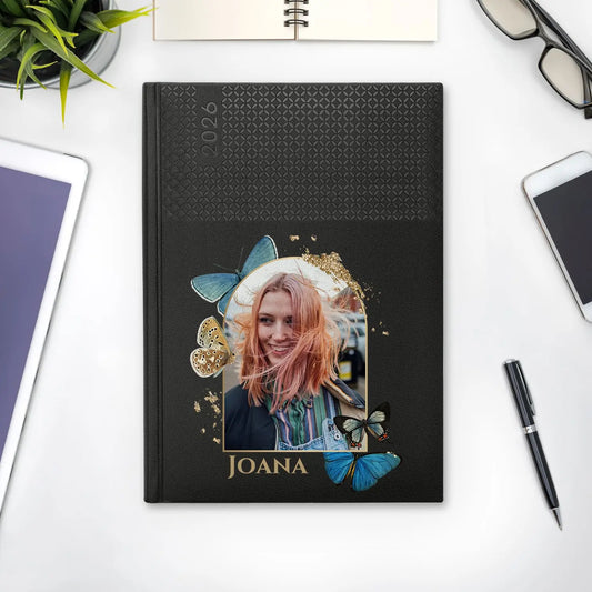 Agenda semanal 2026 personalizada com fotografia e nome. Capa em PU, formato A5+.