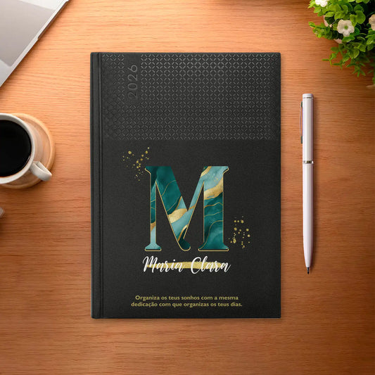 Agenda semanal 2026 personalizada com nome e frase. Capa em PU, formato A5+.