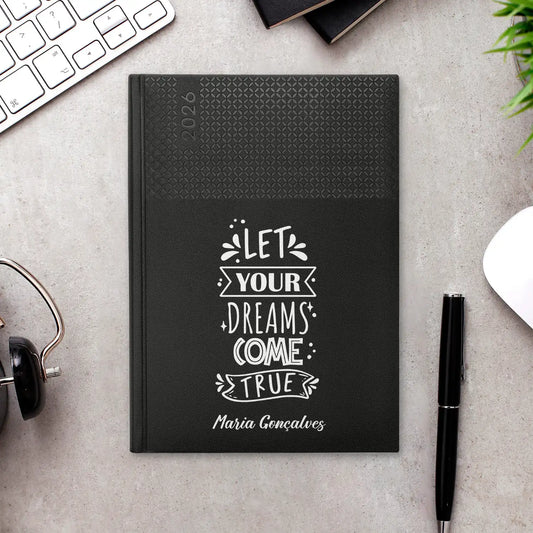 Agenda semanal 2026 personalizada com nome. Capa em PU, formato A5+.