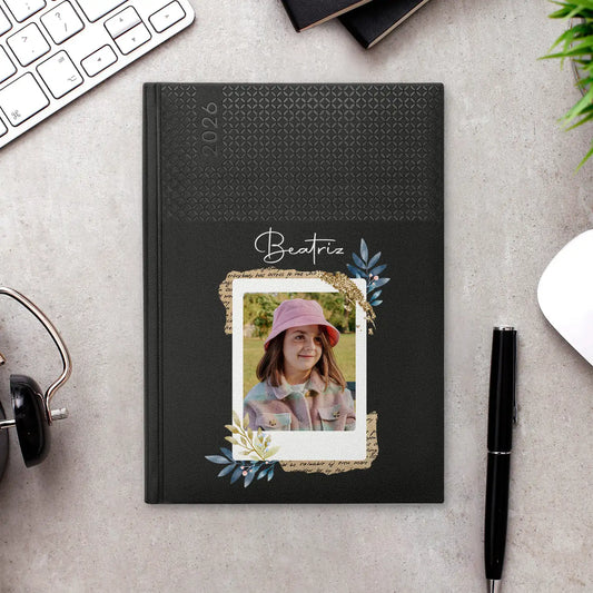 Agenda semanal 2026 personalizada com fotografia e nome. Capa em PU, formato A5+.