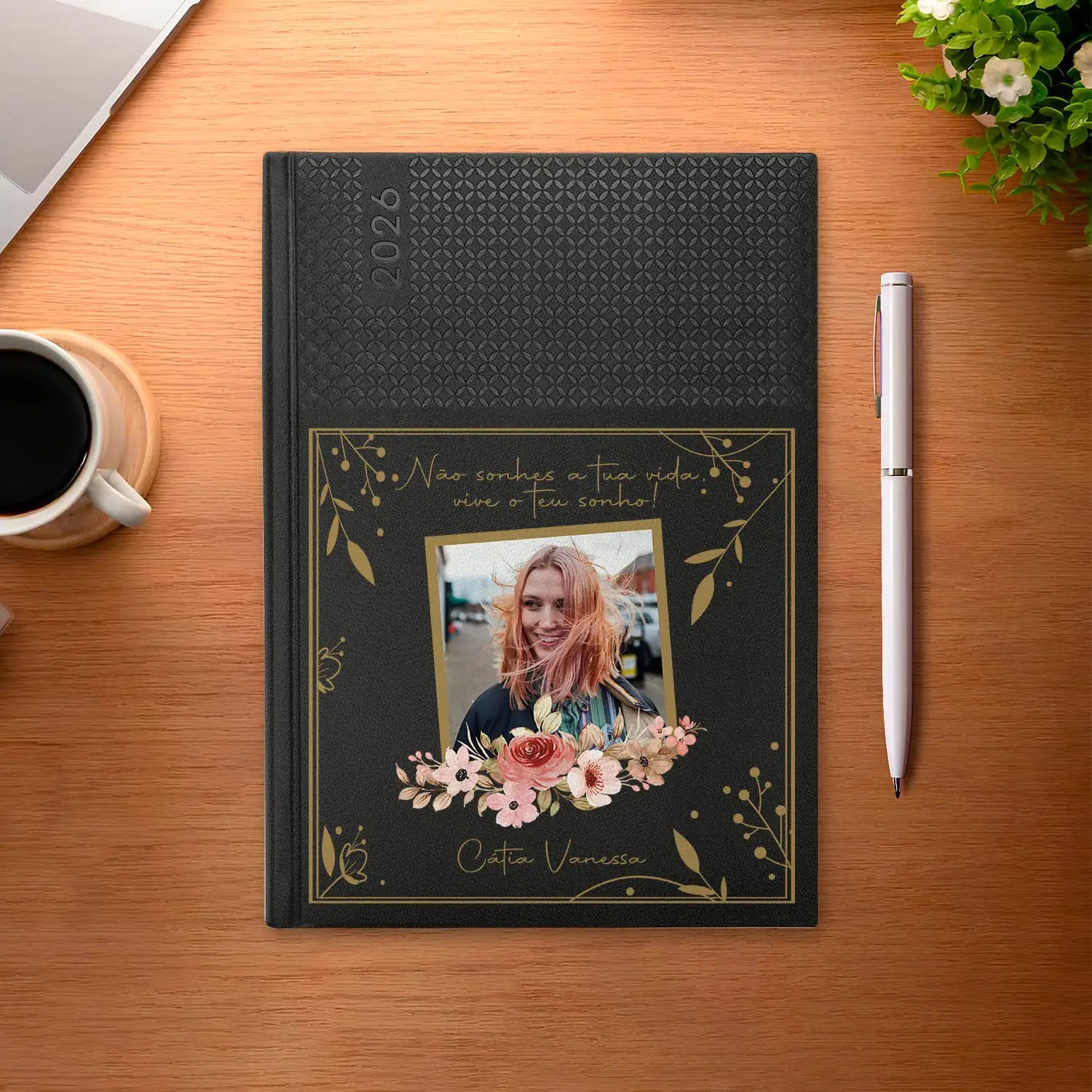 Agenda semanal 2026 personalizada com frase, fotografia e nome. Capa em PU, formato A5+.