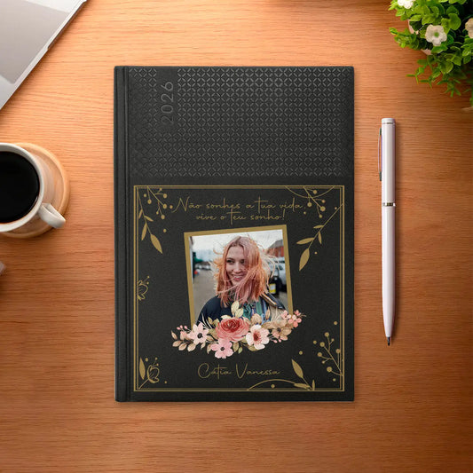 Agenda semanal 2026 personalizada com frase, fotografia e nome. Capa em PU, formato A5+.