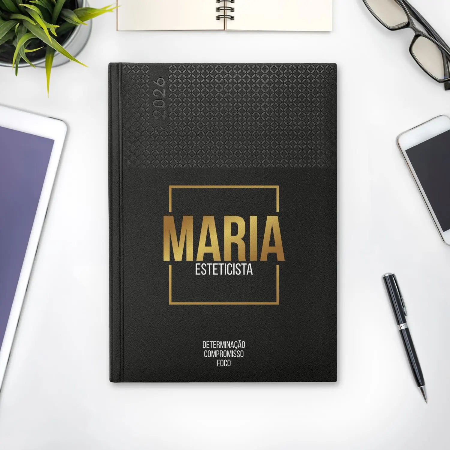 Agenda semanal 2026 personalizada com nome e profissão. Capa em PU, formato A5+.