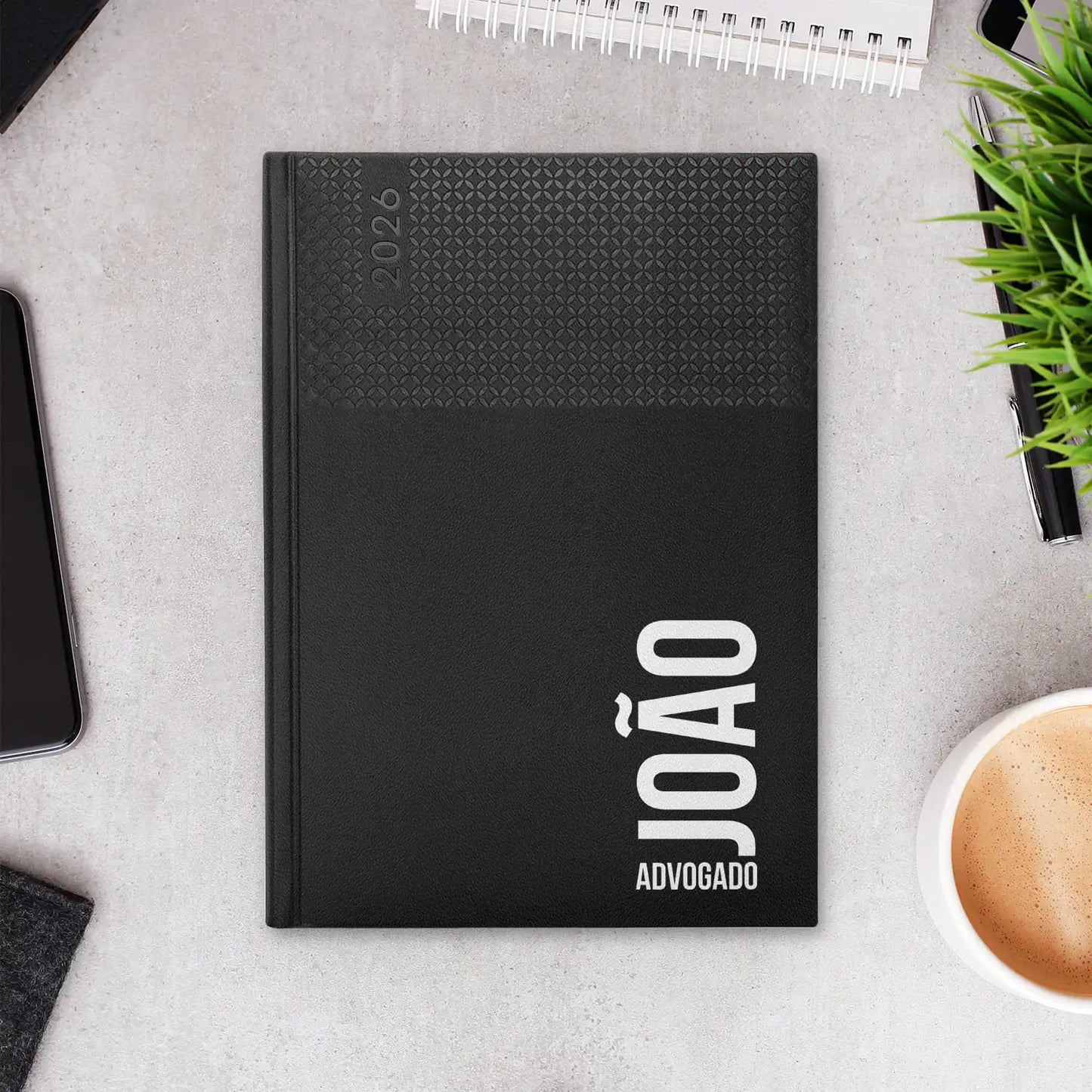 Agenda semanal 2026 personalizada com nome e profissão. Capa em PU, formato A5+.