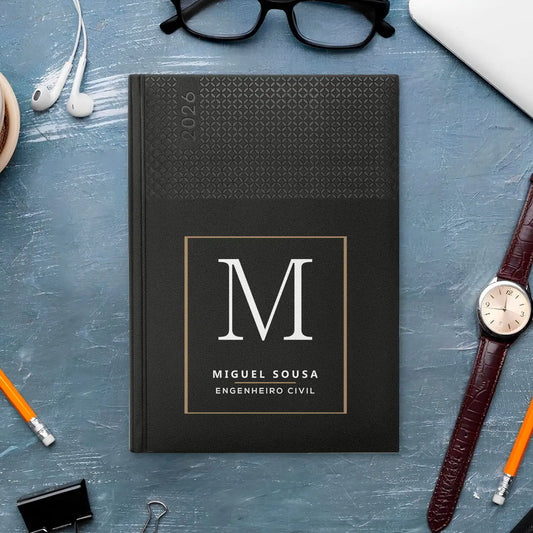 Agenda semanal 2026 personalizada com nome e profissão. Capa em PU, formato A5+.