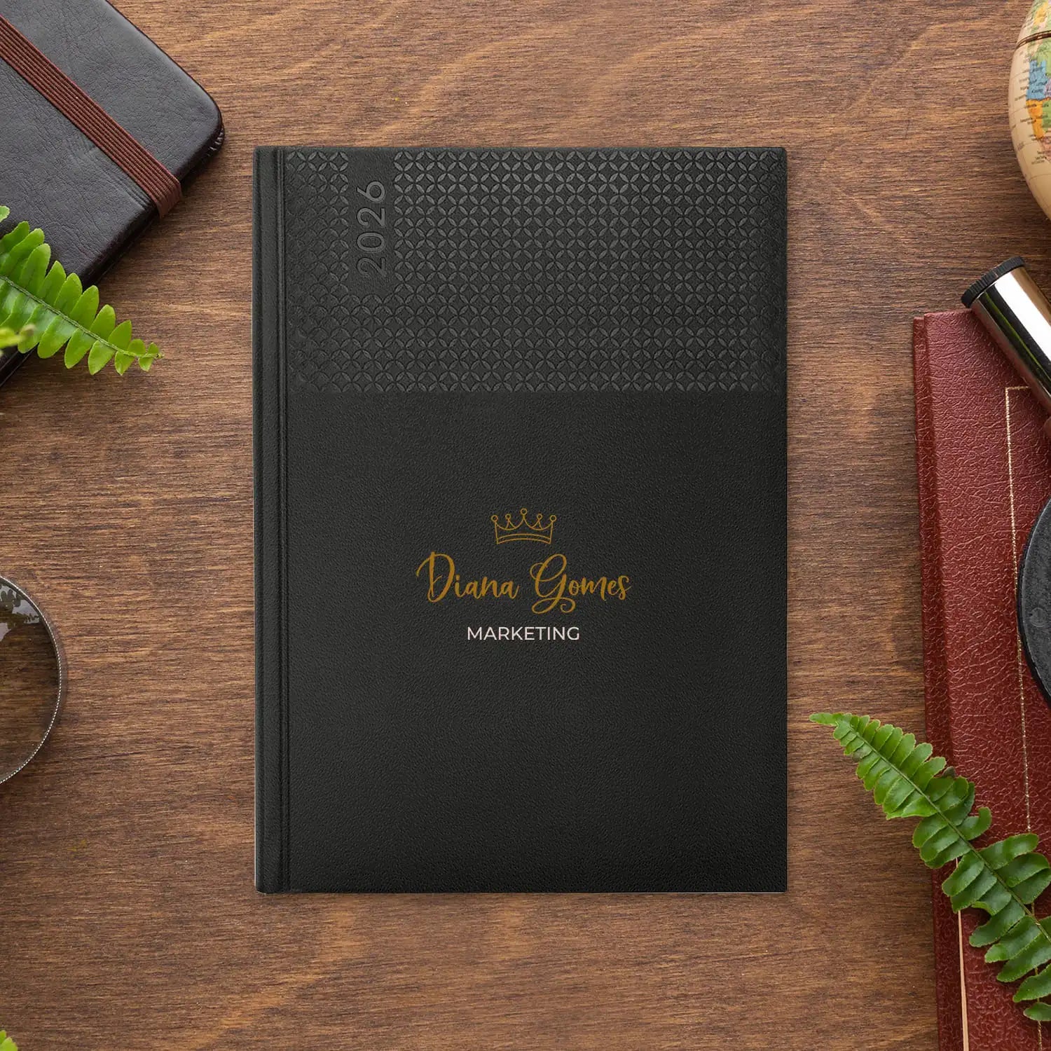 Agenda semanal 2026 personalizada com nome e profissão. Capa em PU, formato A5+.