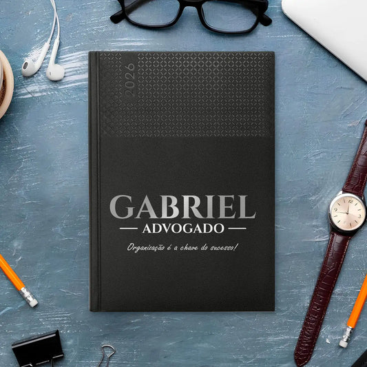 Agenda semanal 2026 personalizada com nome, profissão e frase. Capa em PU, formato A5+.