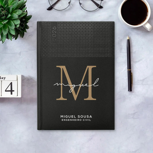 Agenda semanal 2026 personalizada com nome e profissão. Capa em PU, formato A5+.