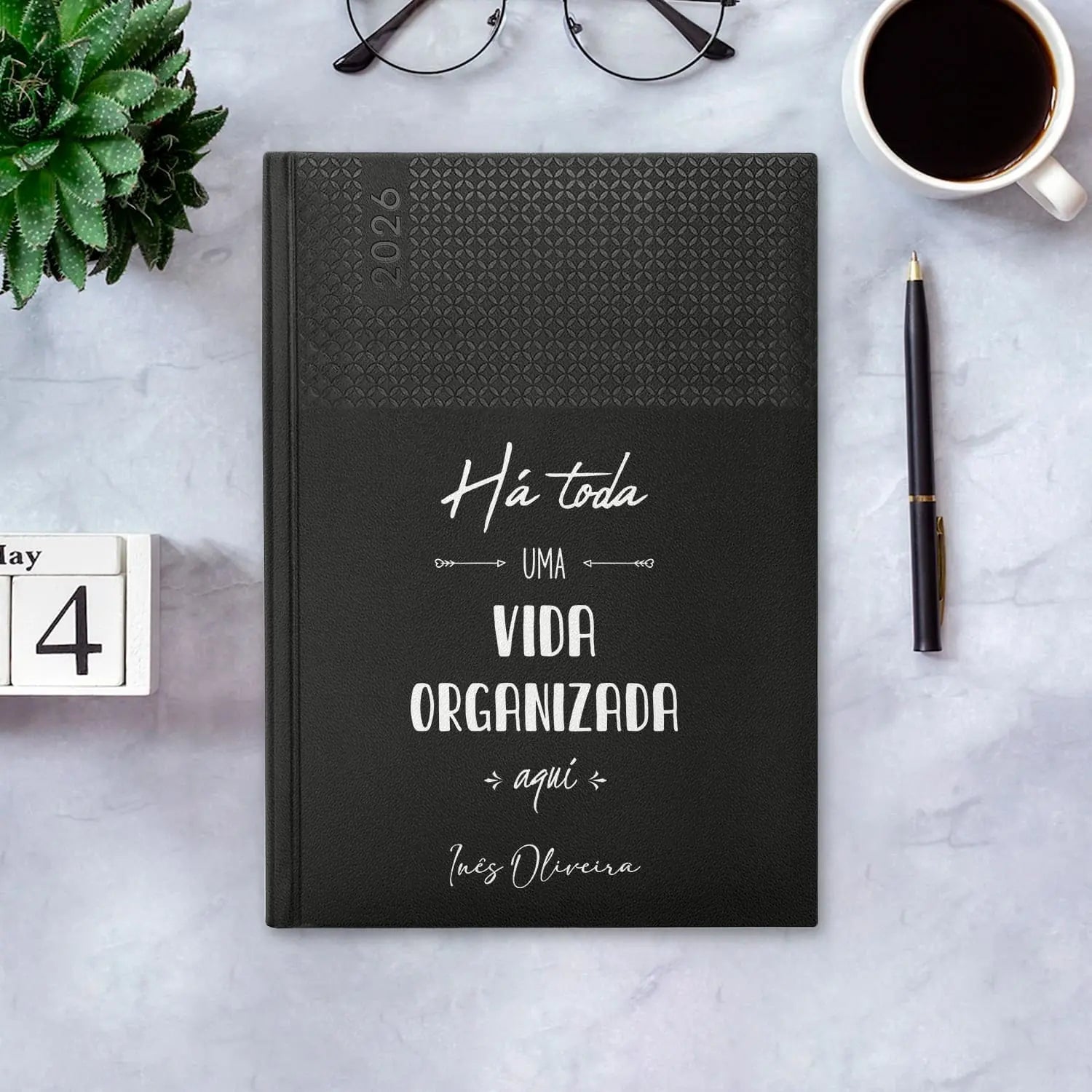Agenda semanal 2026 personalizada com nome. Capa em PU, formato A5+.