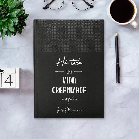 Agenda semanal 2026 personalizada com nome. Capa em PU, formato A5+.