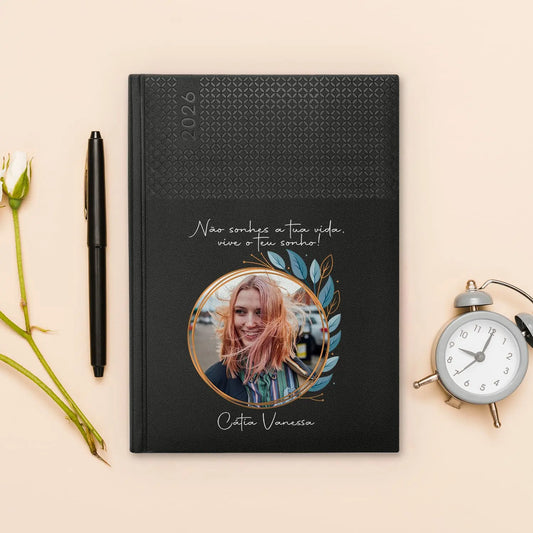 Agenda semanal 2026 personalizada com frase, fotografia e nome. Capa em PU, formato A5+.