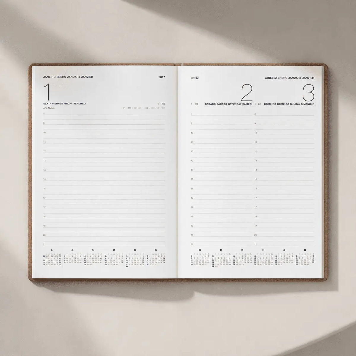 Agenda diária 2027. Capa com toque de camurça, formato A5.