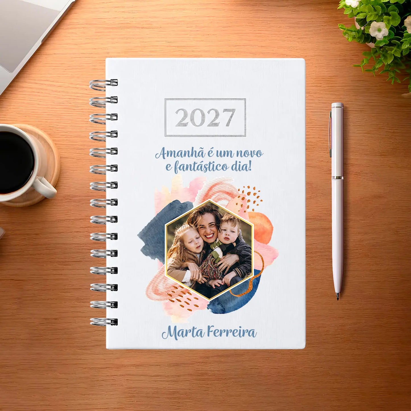 Agenda diária 2027 de argolas personalizada com frase, fotografia e nome. Capa PU acolchoado, formato A5.