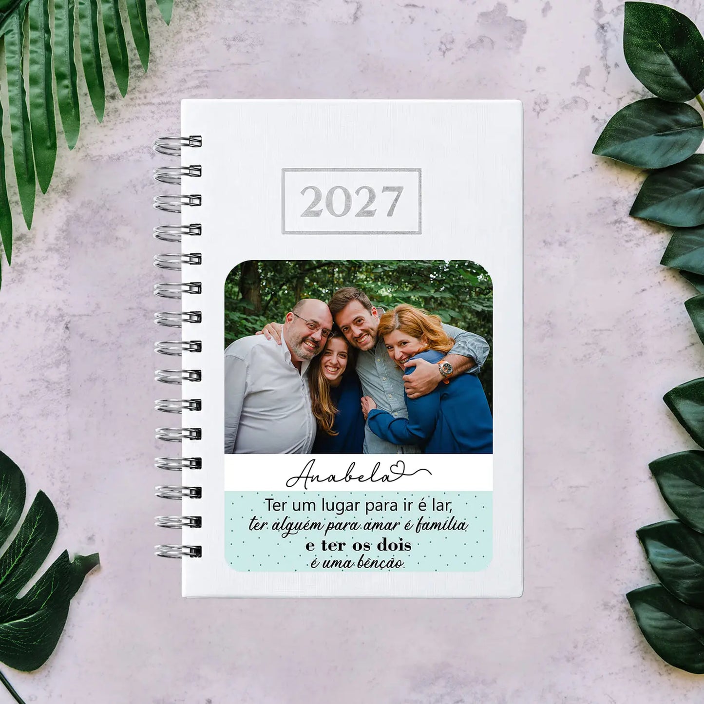 Agenda diária 2027 de argolas personalizada com fotografia, nome e frase. Capa PU acolchoado, formato A5.