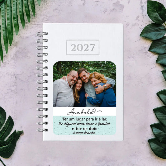 Agenda diária 2027 de argolas personalizada com fotografia, nome e frase. Capa PU acolchoado, formato A5.