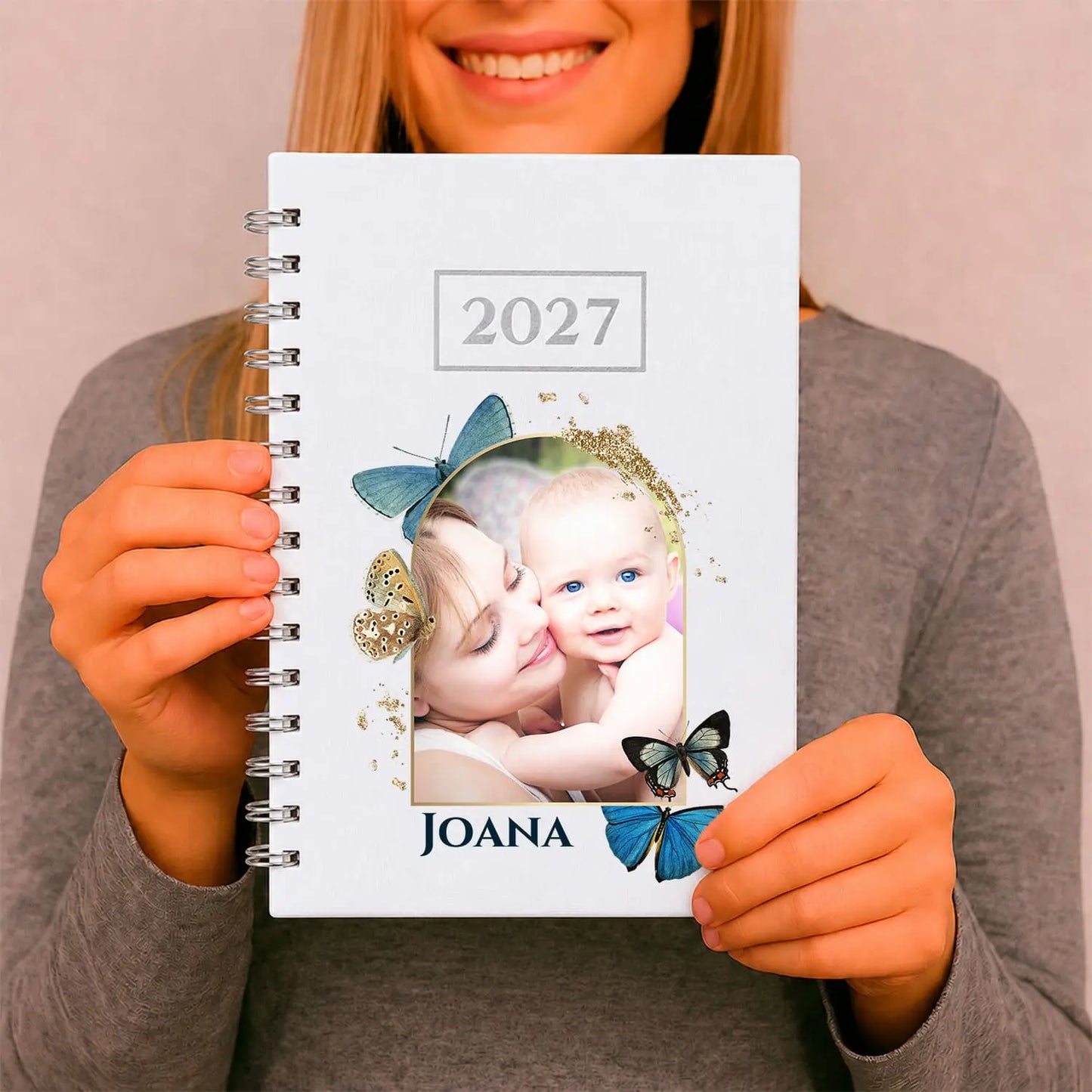 Agenda diária 2027 de argolas personalizada com fotografia e nome. Capa PU acolchoado, formato A5.