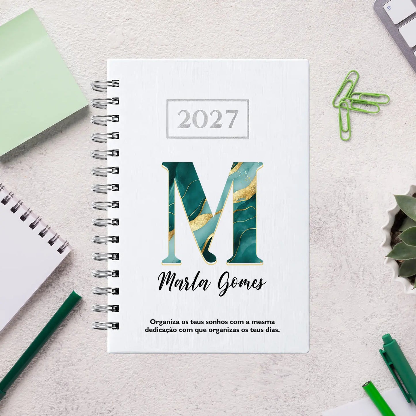 Agenda diária 2027 de argolas personalizada com nome e frase. Capa PU acolchoado, formato A5.