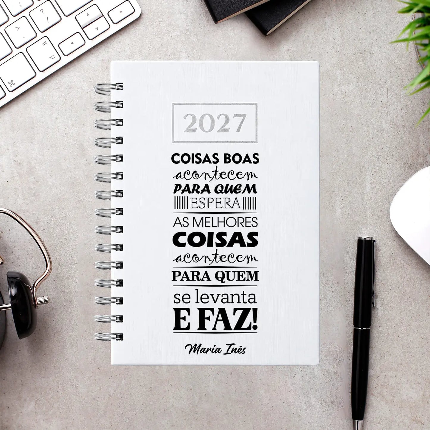 Agenda diária 2027 de argolas personalizada com nome. Capa PU acolchoado, formato A5.