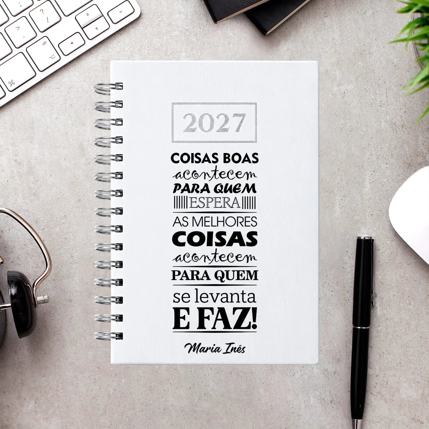 Agenda diária 2027 de argolas personalizada com nome. Capa PU acolchoado, formato A5.