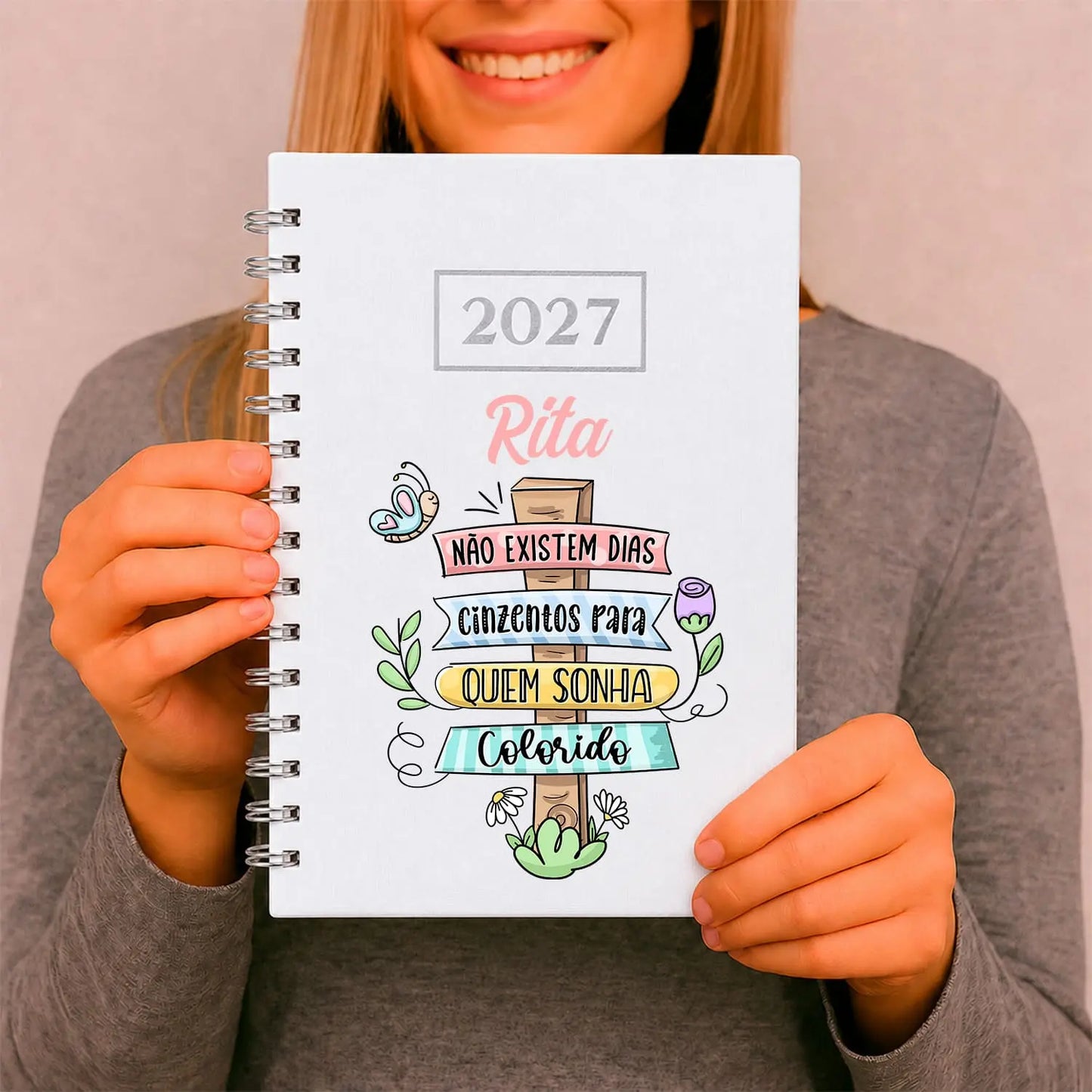 Agenda diária 2027 de argolas personalizada com nome. Capa PU acolchoado, formato A5.