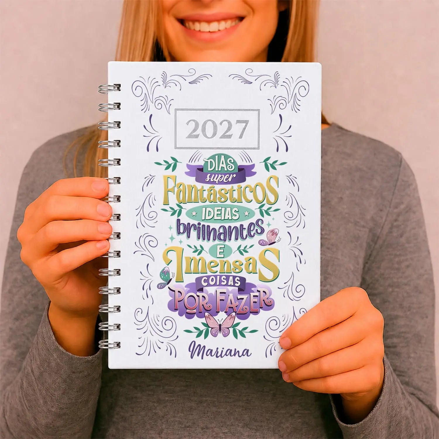 Agenda diária 2027 de argolas personalizada com nome. Capa PU acolchoado, formato A5.