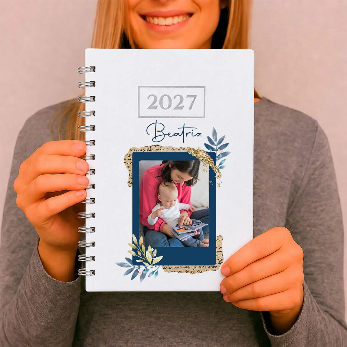 Agenda diária 2027 de argolas personalizada com nome e fotografia. Capa PU acolchoado, formato A5.