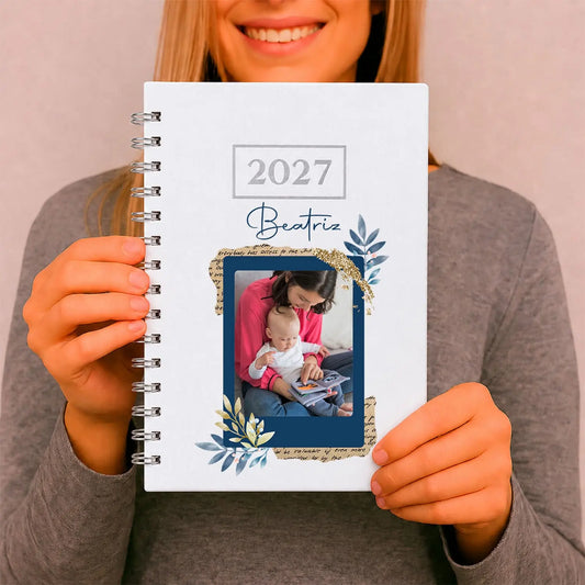 Agenda diária 2027 de argolas personalizada com nome e fotografia. Capa PU acolchoado, formato A5.