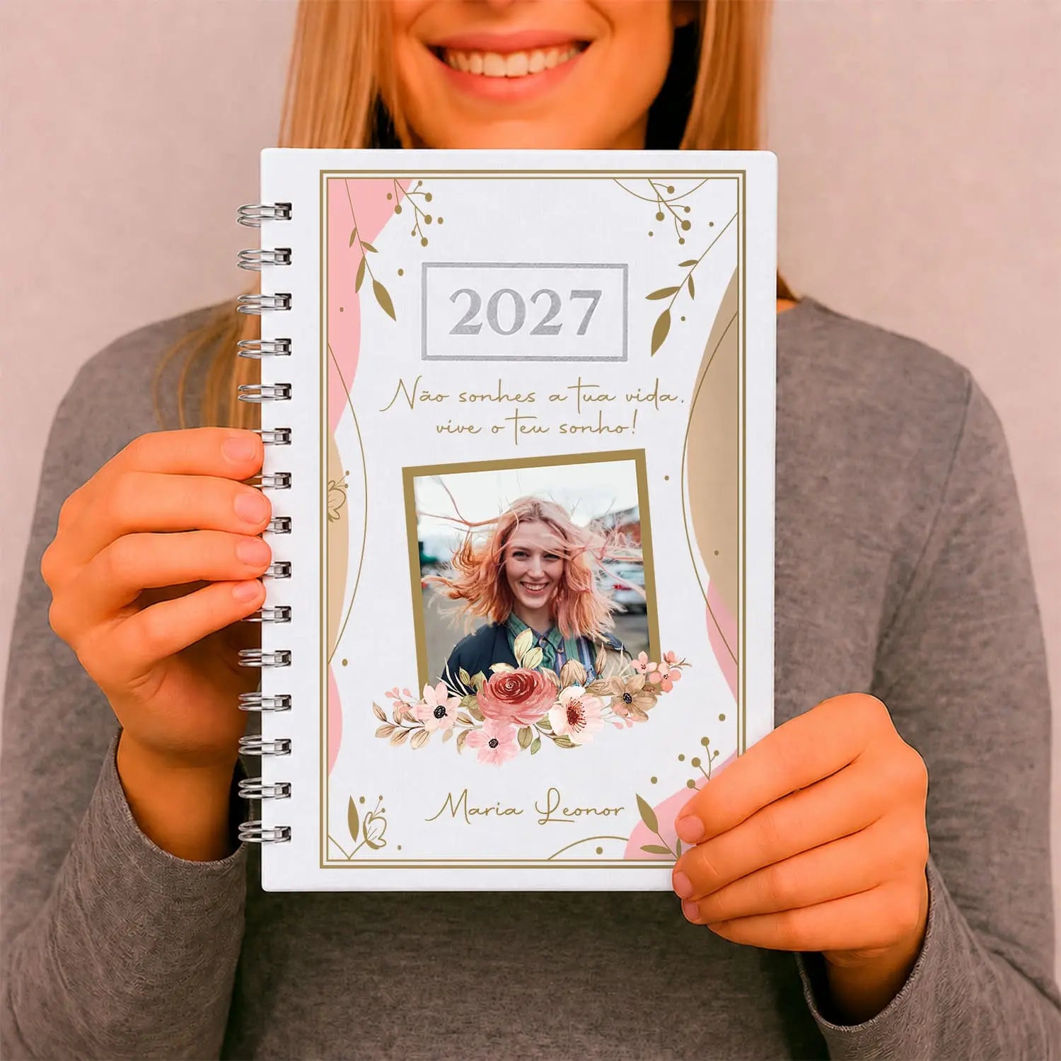 Agenda diária 2027 de argolas personalizada com frase, fotografia e nome. Capa PU acolchoado, formato A5.