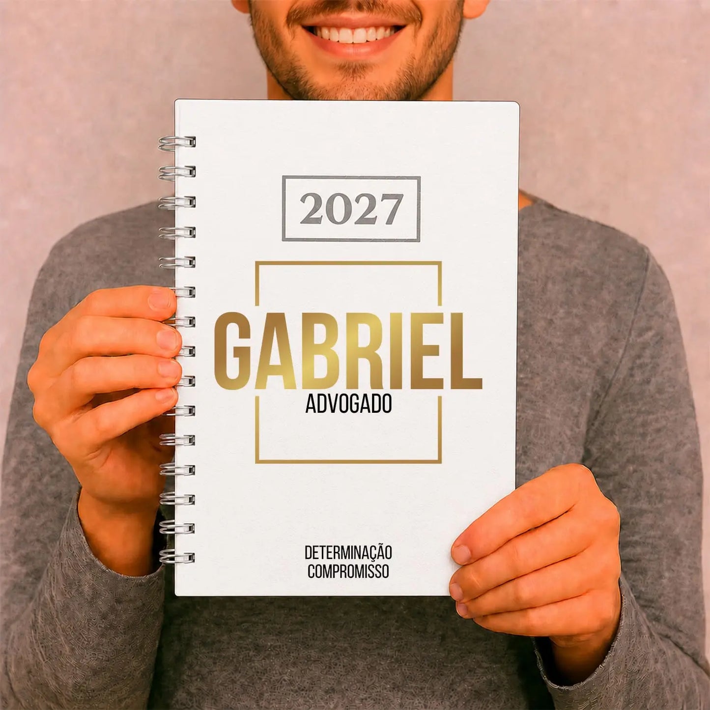 Agenda diária 2027 de argolas personalizada com nome e profissão. Capa PU acolchoado, formato A5.