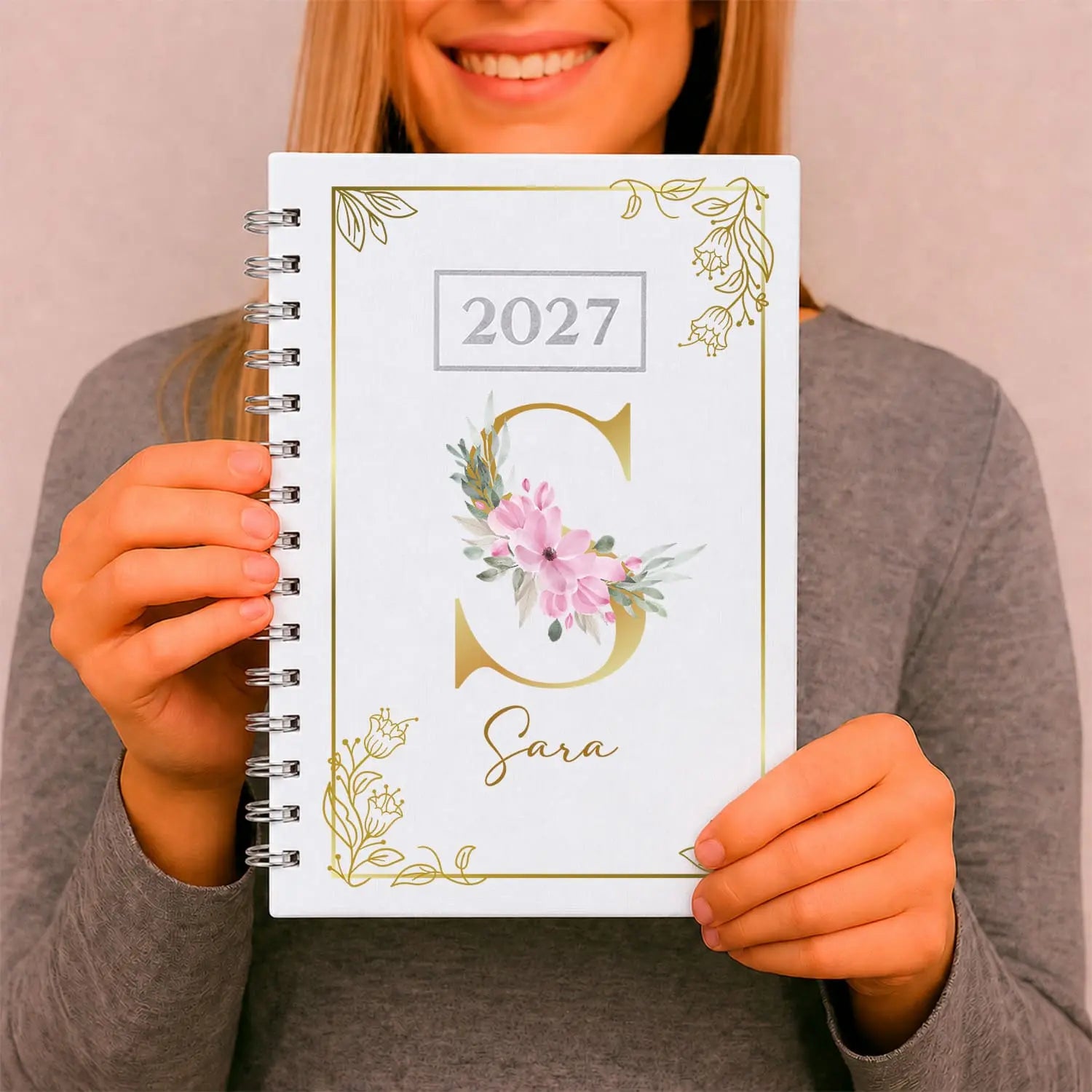 Agenda diária 2027 de argolas personalizada com nome. Capa PU acolchoado, formato A5.