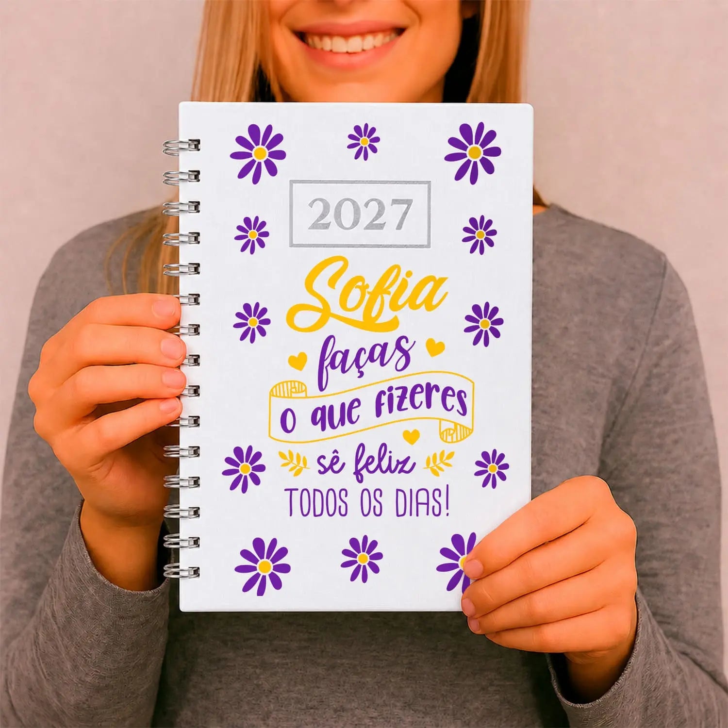 Agenda diária 2027 de argolas personalizada com nome. Capa PU acolchoado, formato A5.