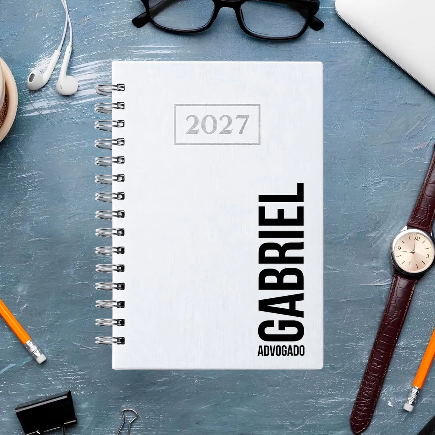 Agenda diária 2027 de argolas personalizada com nome e profissão. Capa PU acolchoado, formato A5.