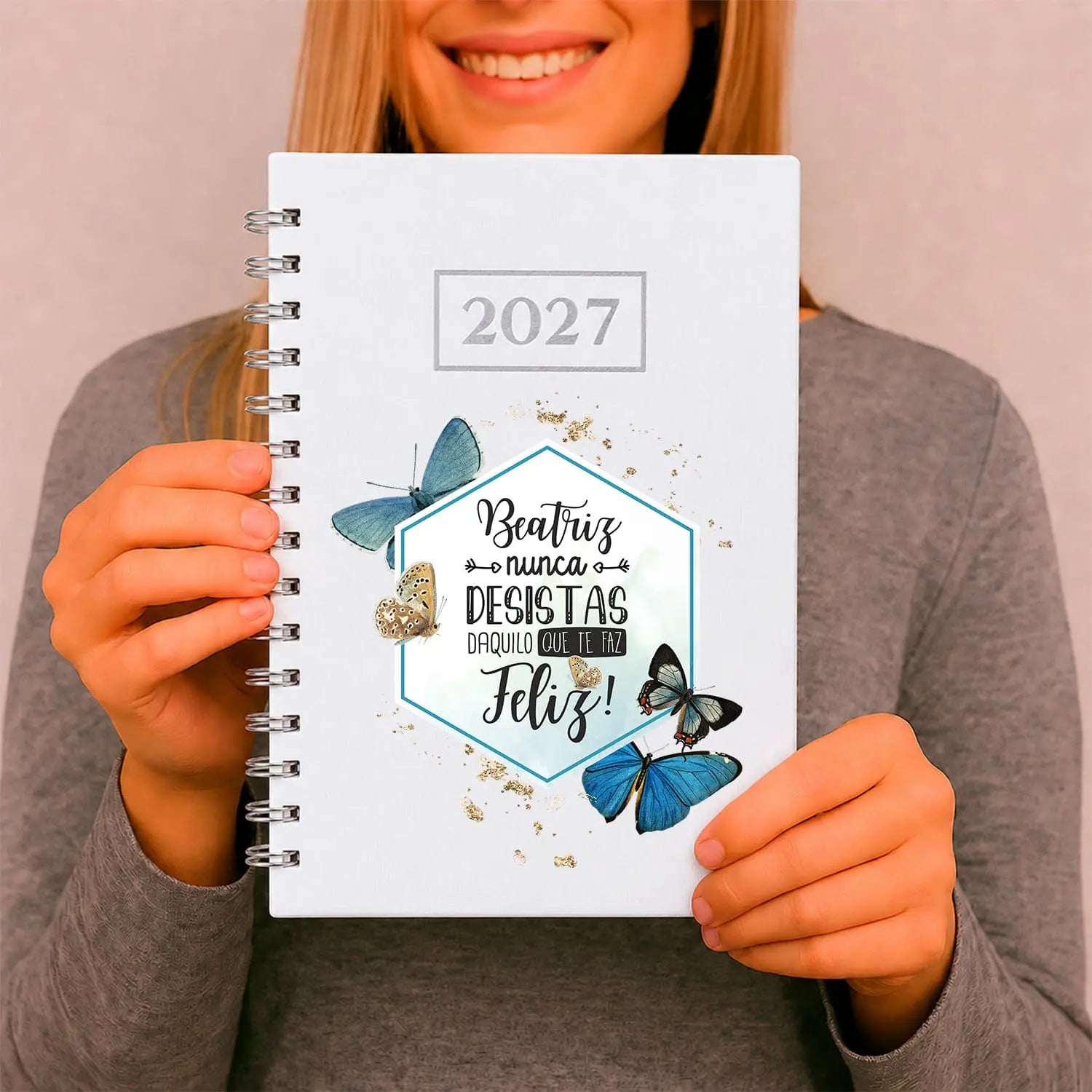 Agenda diária 2027 de argolas personalizada com nome. Capa PU acolchoado, formato A5.