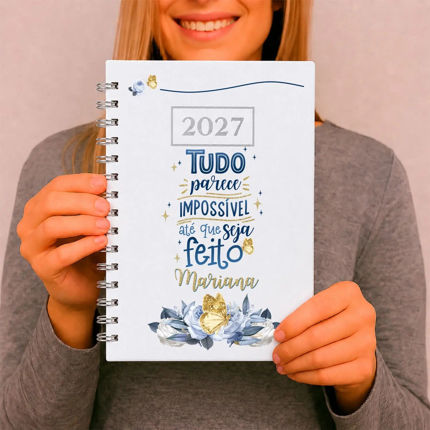 Agenda diária 2027 de argolas personalizada com nome. Capa PU acolchoado, formato A5.
