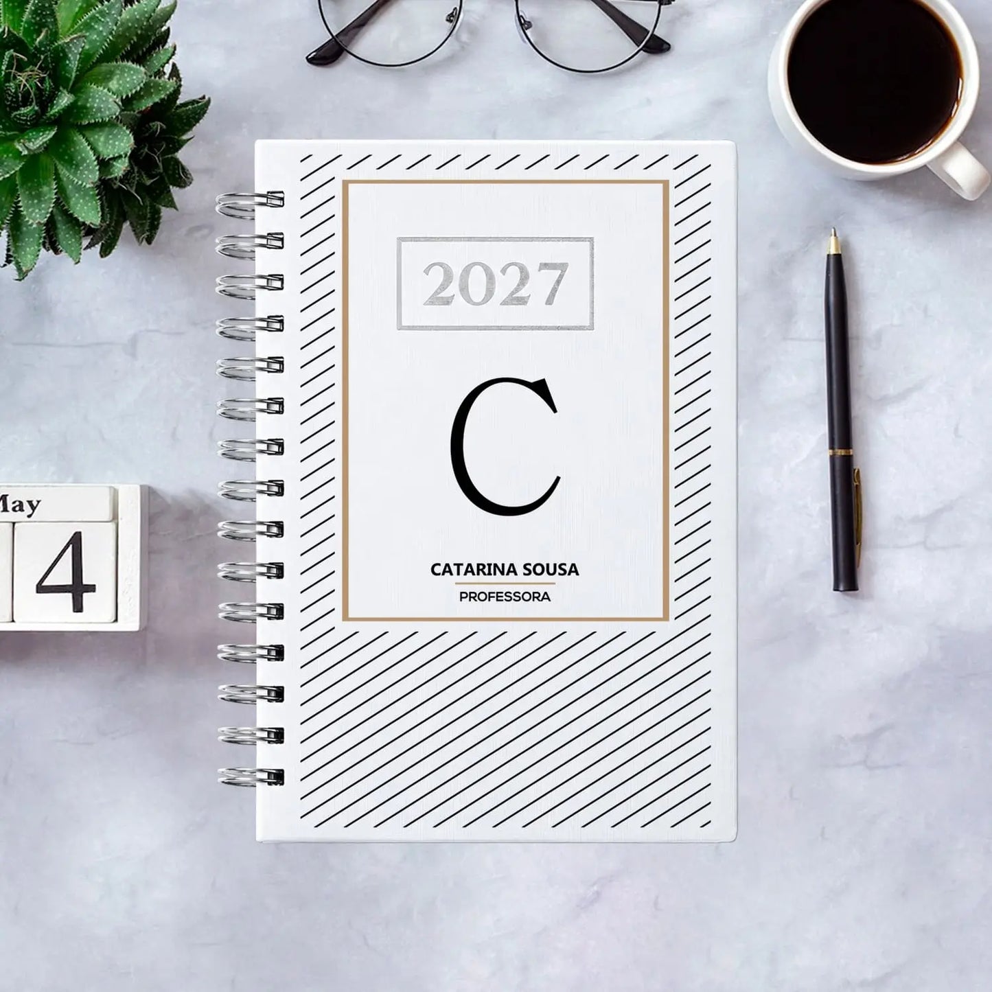 Agenda diária 2027 de argolas personalizada com nome e profissão. Capa PU acolchoado, formato A5.