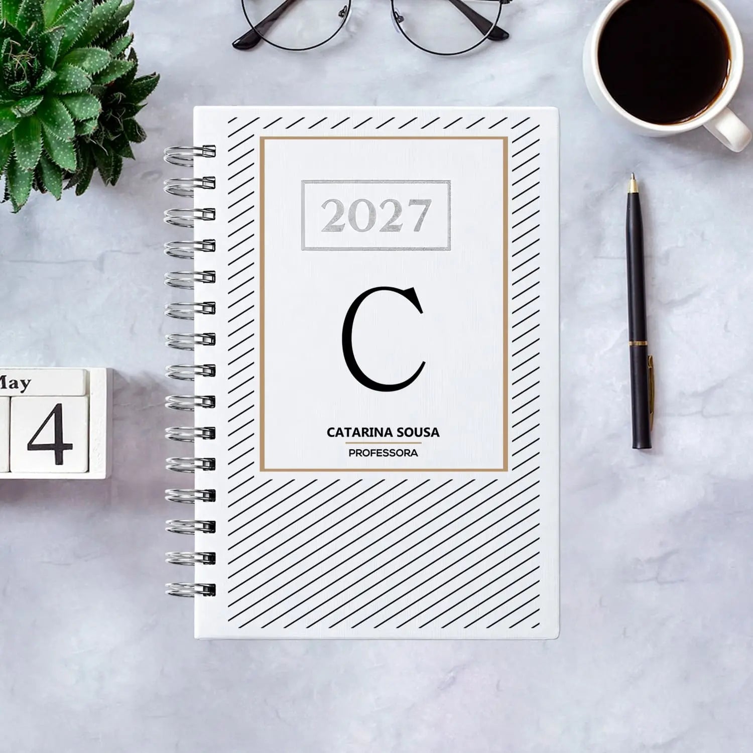 Agenda diária 2027 de argolas personalizada com nome e profissão. Capa PU acolchoado, formato A5.