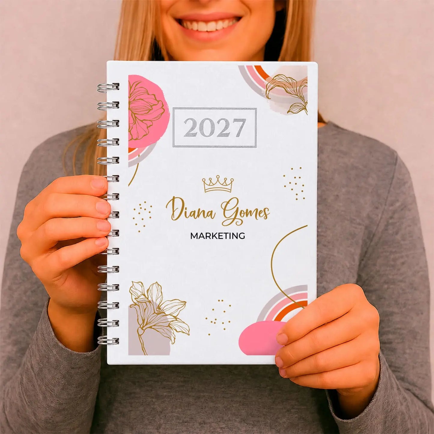 Agenda diária 2027 de argolas personalizada com nome e profissão. Capa PU acolchoado, formato A5.