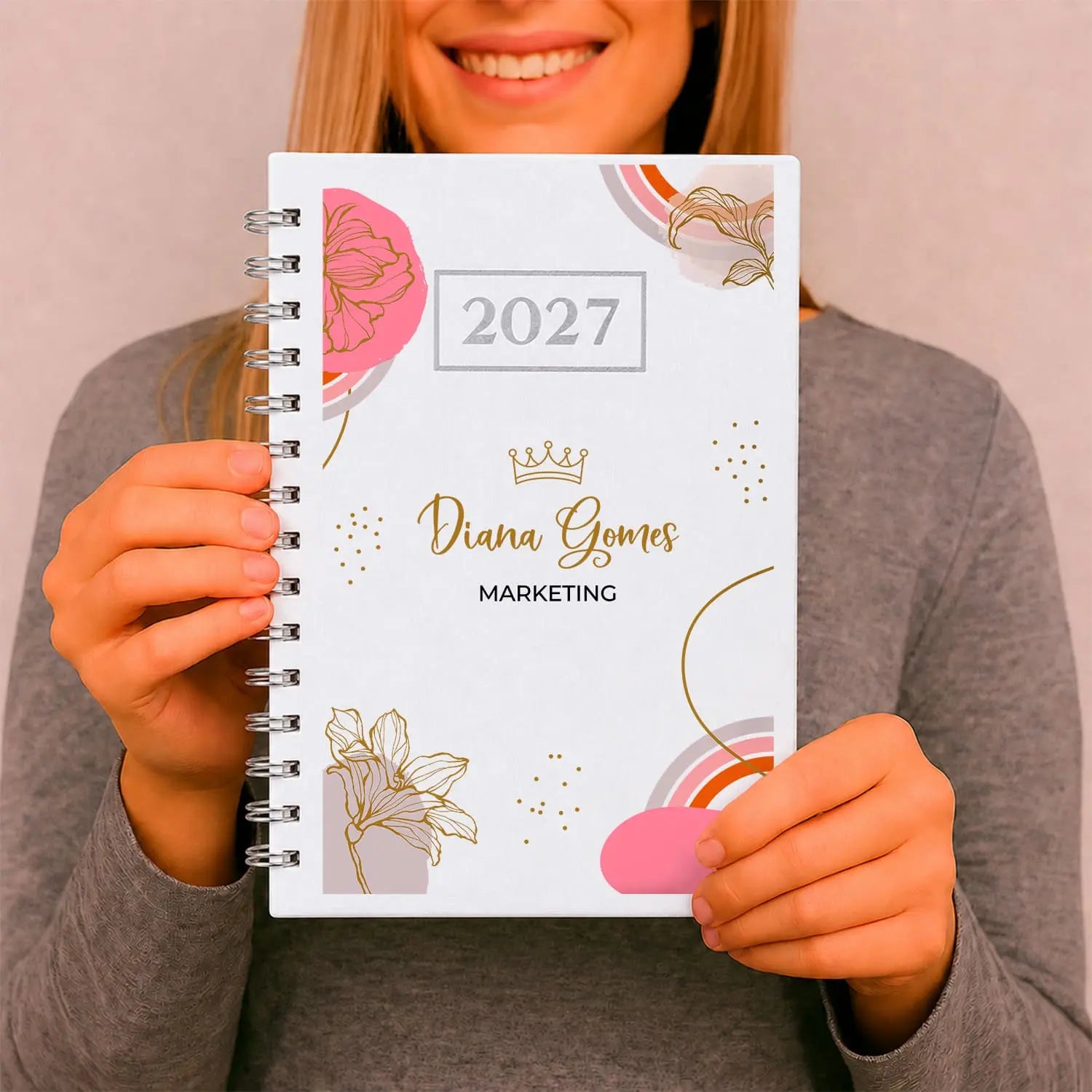 Agenda diária 2027 de argolas personalizada com nome e profissão. Capa PU acolchoado, formato A5.