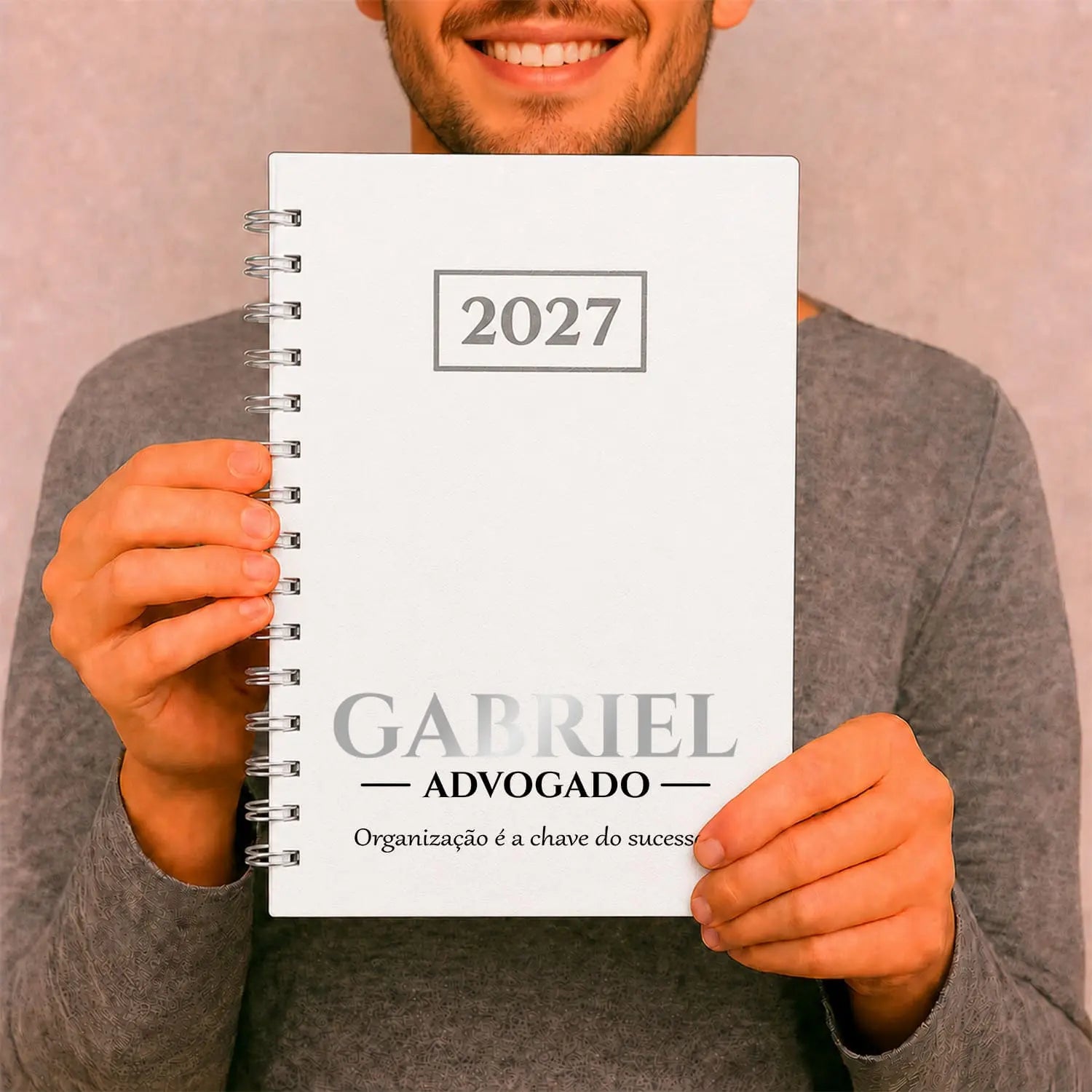 Agenda diária 2027 de argolas personalizada com nome, profissão e frase. Capa PU acolchoado, formato A5.