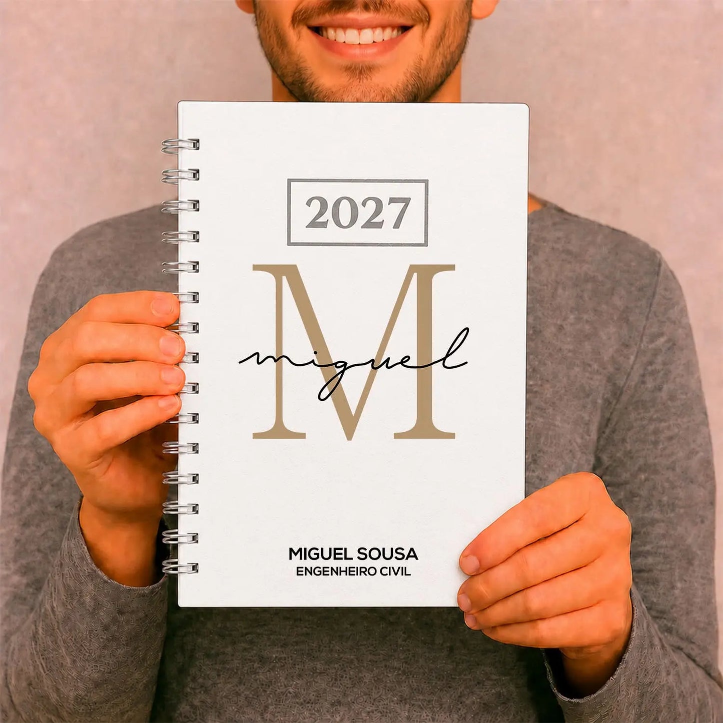 Agenda diária 2027 de argolas personalizada com nome e profissão. Capa PU acolchoado, formato A5.