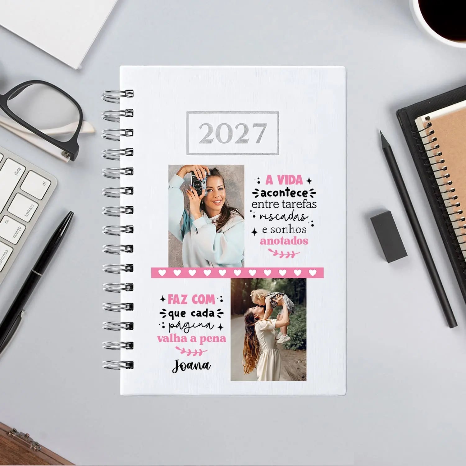 Agenda diária 2027 de argolas personalizada com nome e fotografias. Capa PU acolchoado, formato A5.