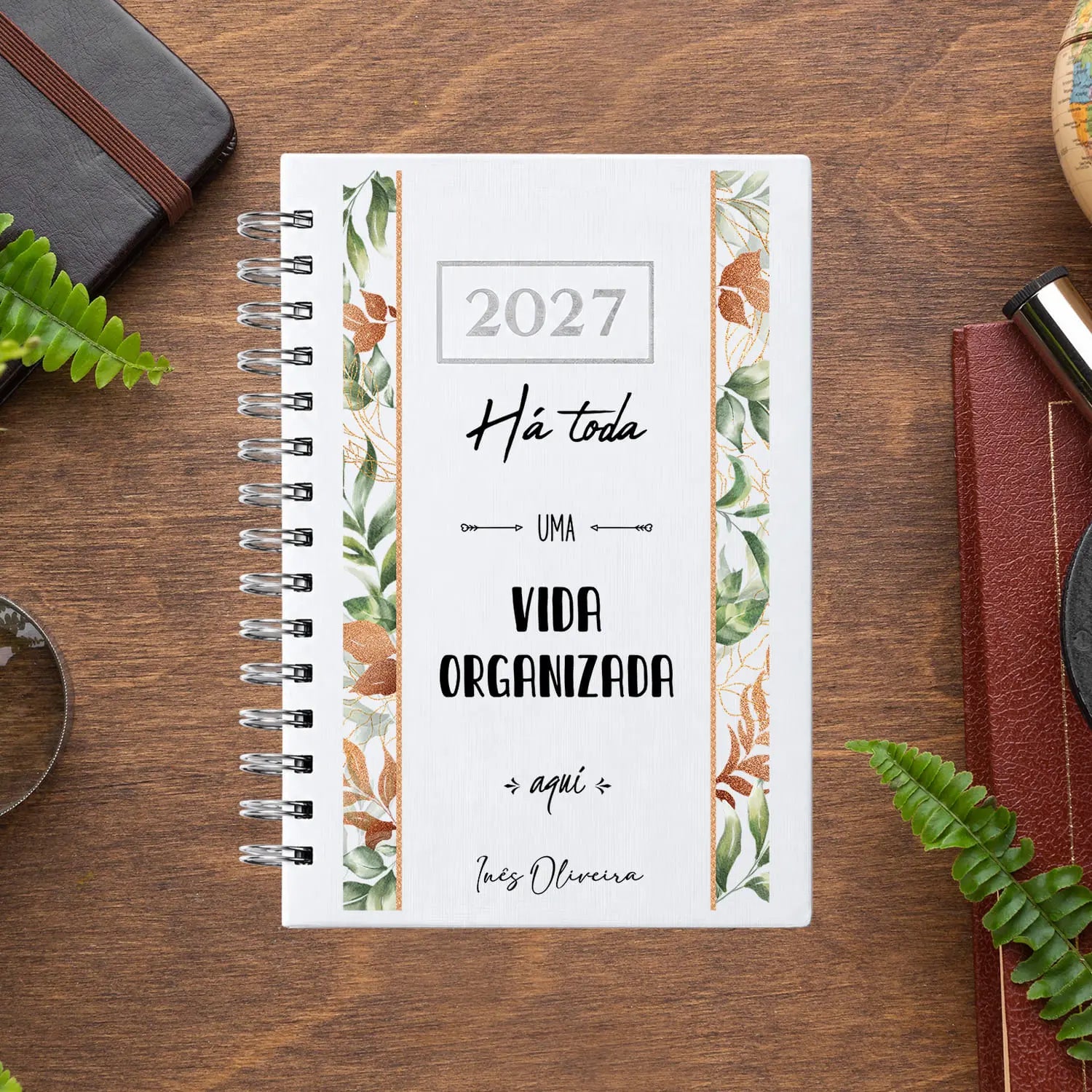 Agenda diária 2027 de argolas personalizada com nome. Capa PU acolchoado, formato A5.