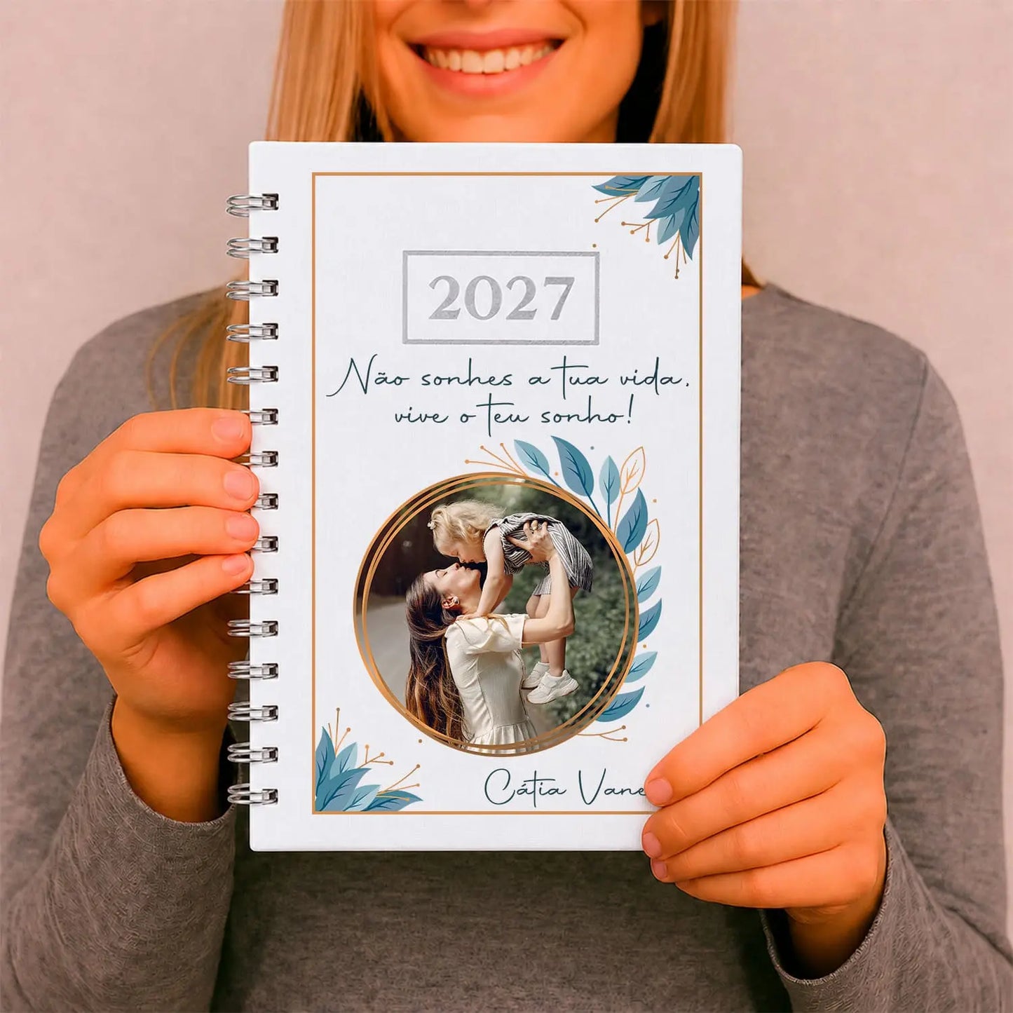 Agenda diária 2027 de argolas personalizada com frase, fotografia e nome. Capa PU acolchoado, formato A5.